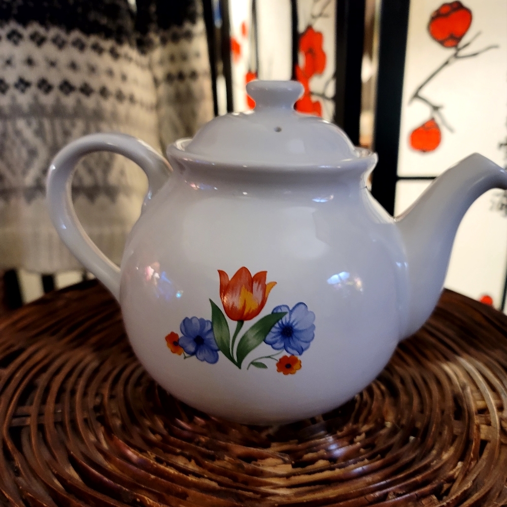 CORELLE CORDINATES BEAUTIFUL WHTE STONEWARE WITH TULIP ART BOTH SIDES